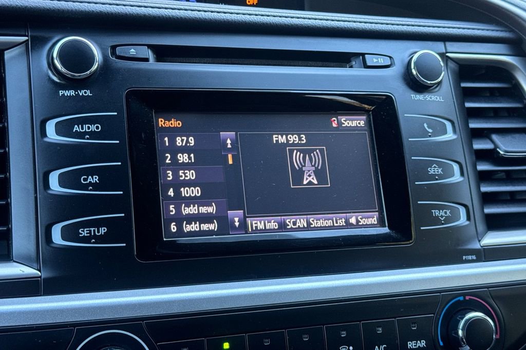 Used 2019 Toyota Highlander LE image 18