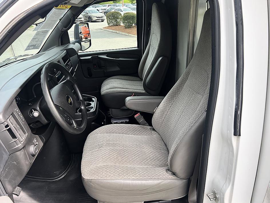 Used 2015 Chevrolet Express 3500 Extended image 13