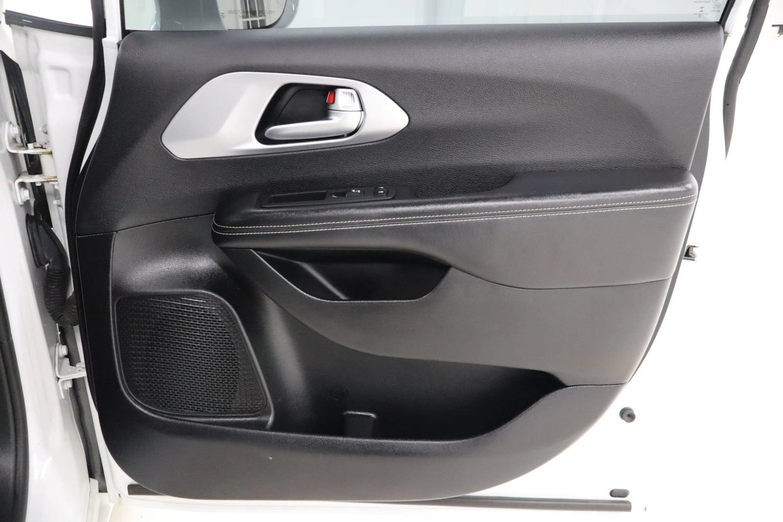 Used 2019 Chrysler Pacifica Limited w/ Advanced Safetytec Group FWD image 24