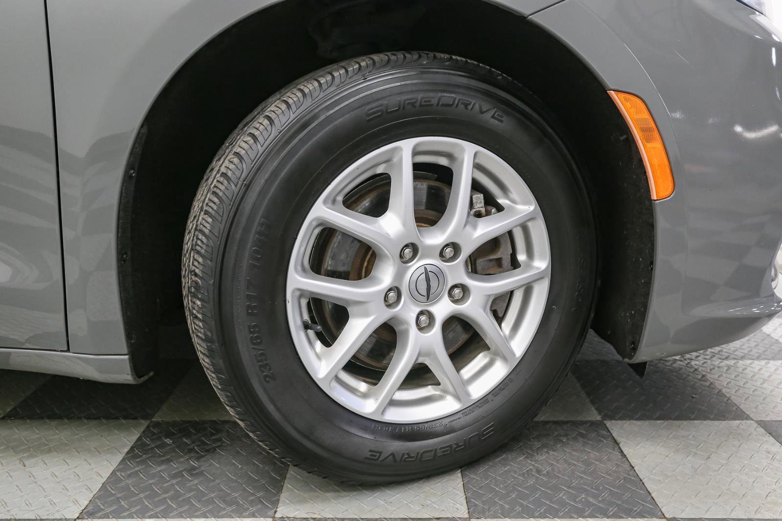 Used 2021 Chrysler Pacifica Touring-L image 15