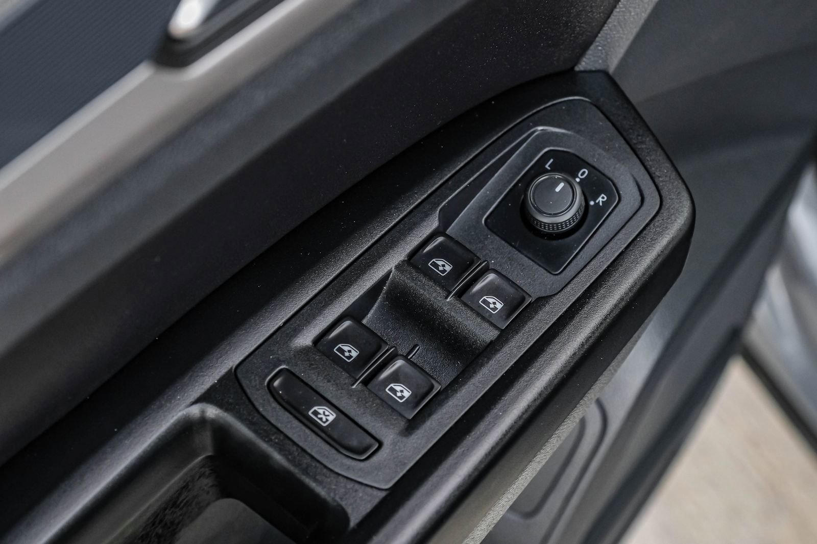 Used 2020 Volkswagen Atlas Cross Sport SE w/ Panoramic Sunroof Package FWD image 39