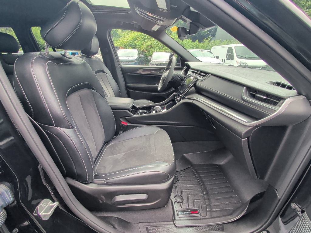 Used 2023 Jeep Grand Cherokee Altitude AWD/4WD image 16