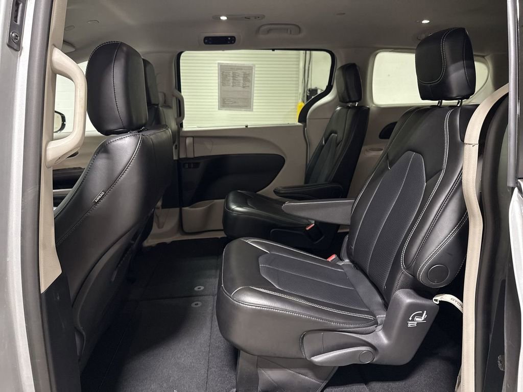 Used 2024 Chrysler Pacifica Touring-L image 22