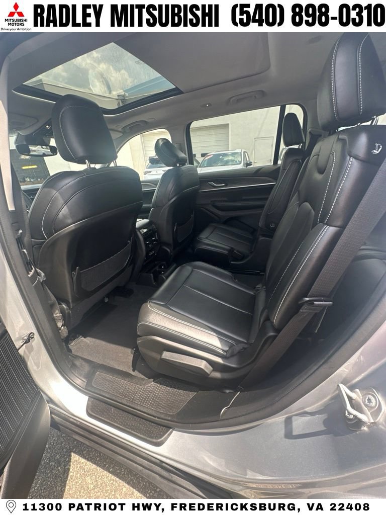 Used 2023 Jeep Grand Cherokee L Limited w/ Black Appearance Package AWD/4WD image 5