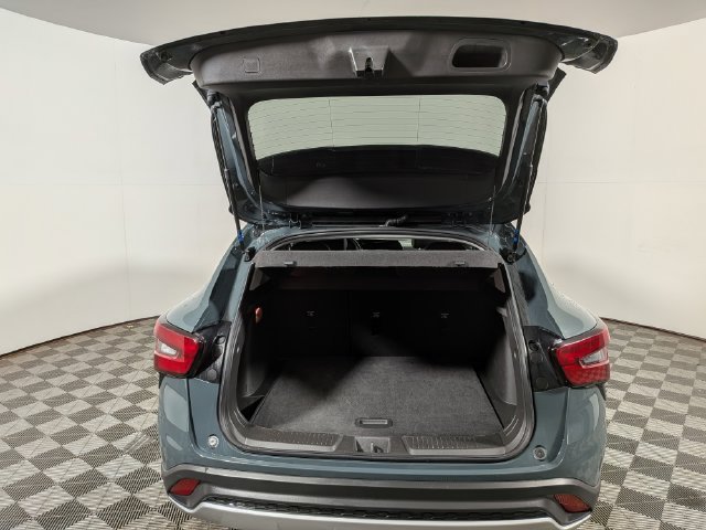 Used 2025 Chevrolet Trax LT FWD image 8