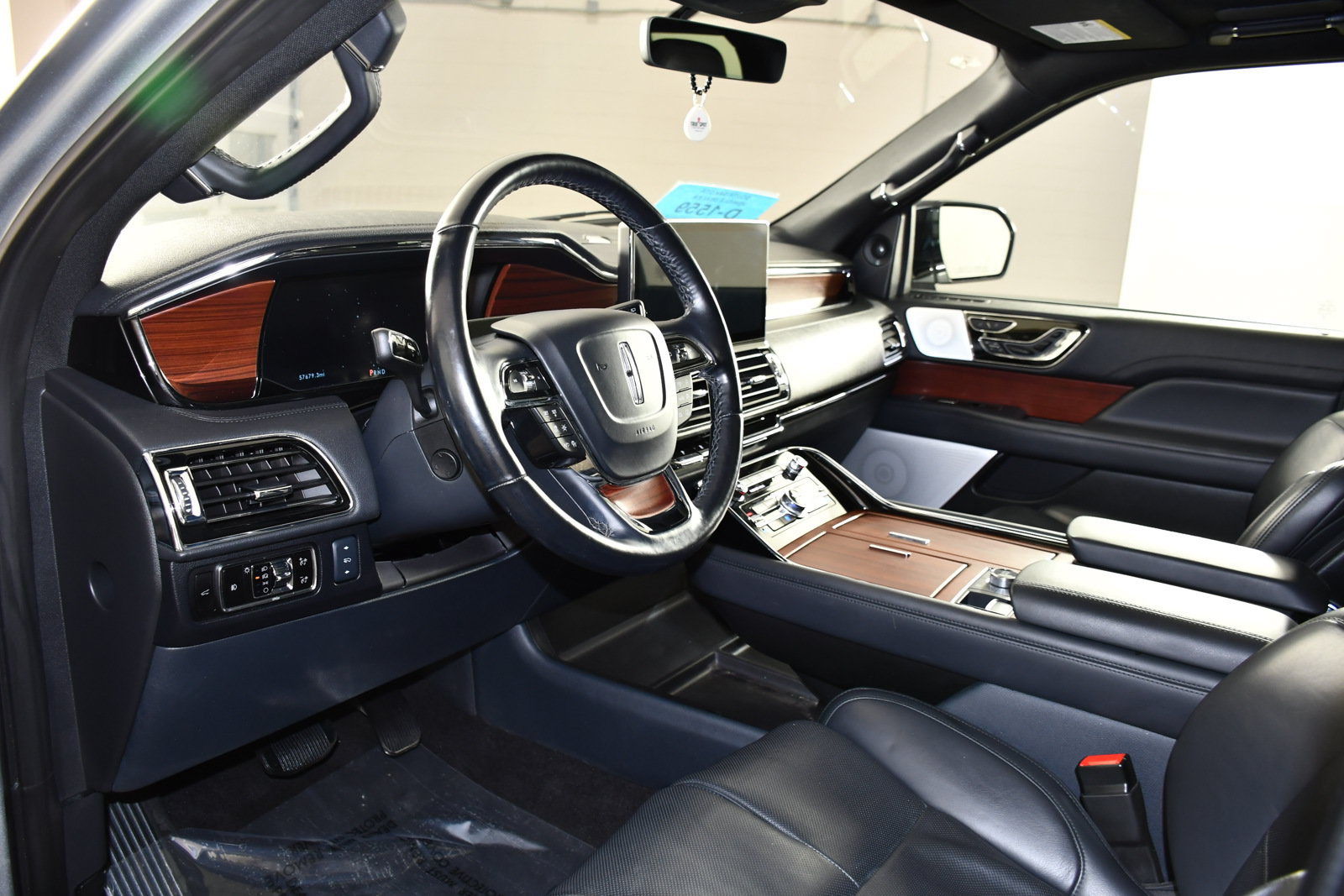 Used 2023 Lincoln Navigator L Reserve AWD/4WD image 2
