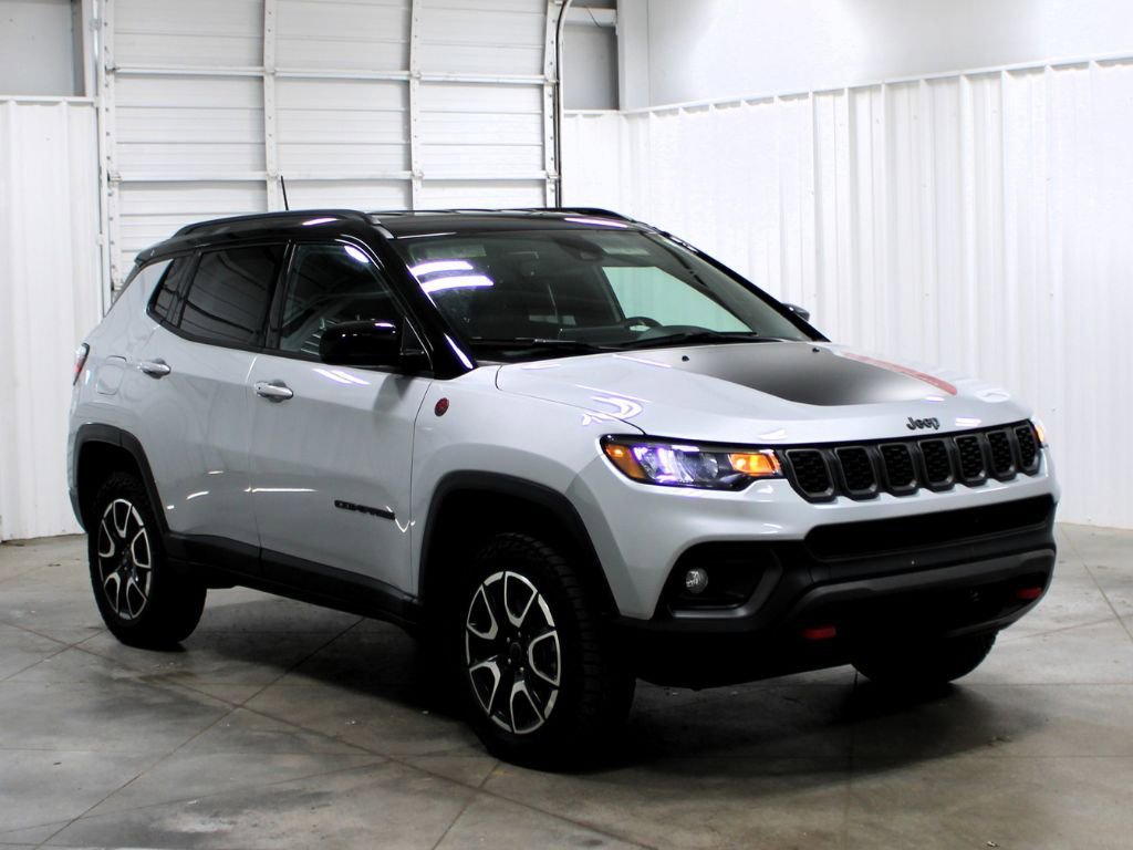Used 2025 Jeep Compass Trailhawk AWD/4WD image 46