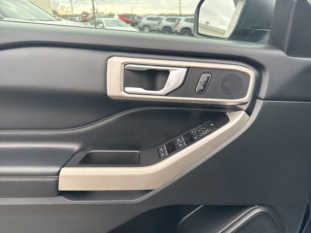 Used 2022 Ford Explorer XLT w/ Equipment Group 202A image 11