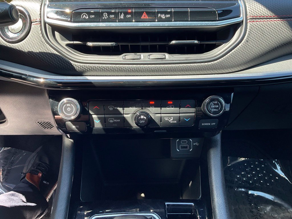 Used 2025 Jeep Compass Trailhawk AWD/4WD image 19