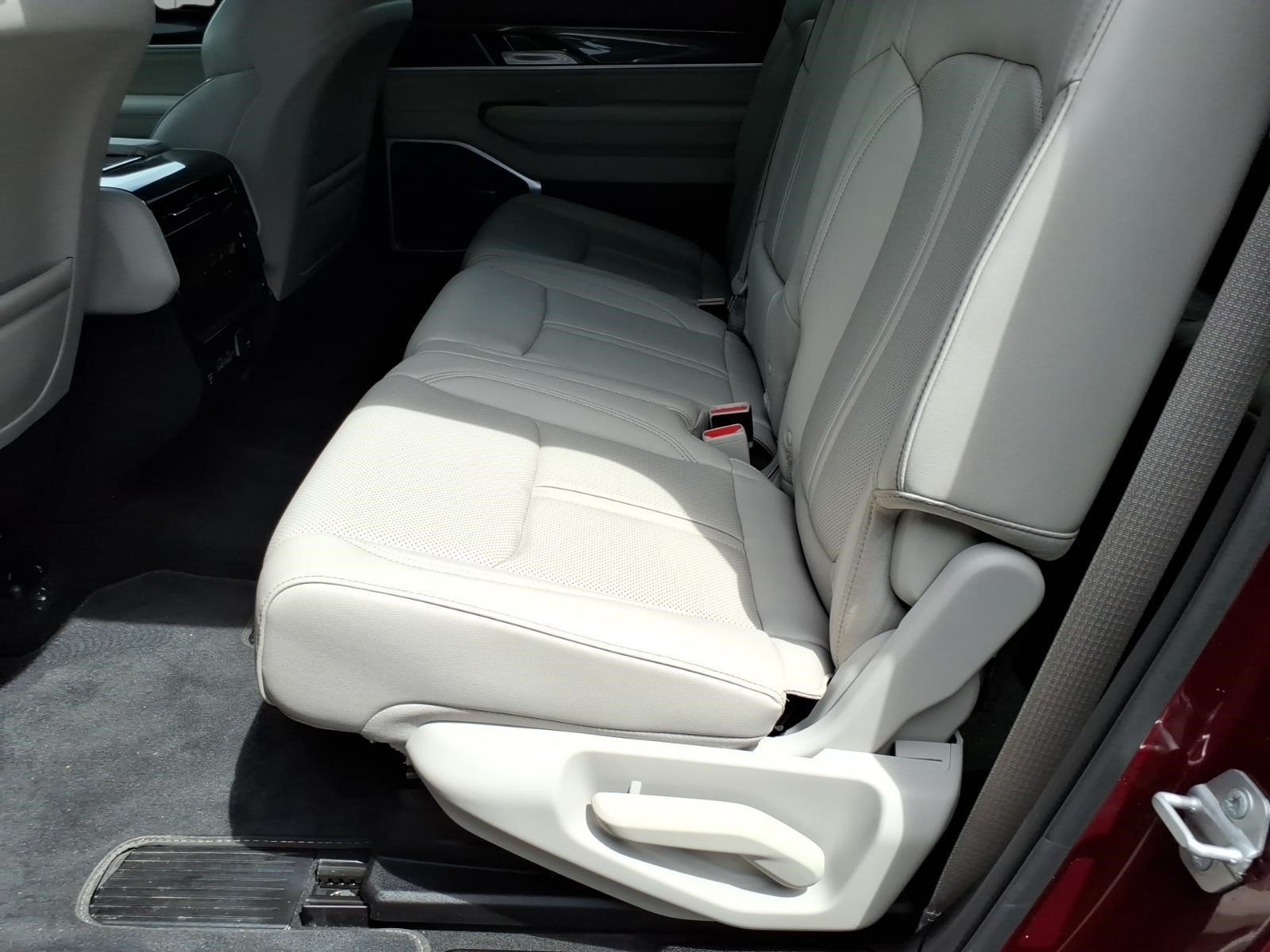 Used 2024 Jeep Wagoneer L 4WD image 10