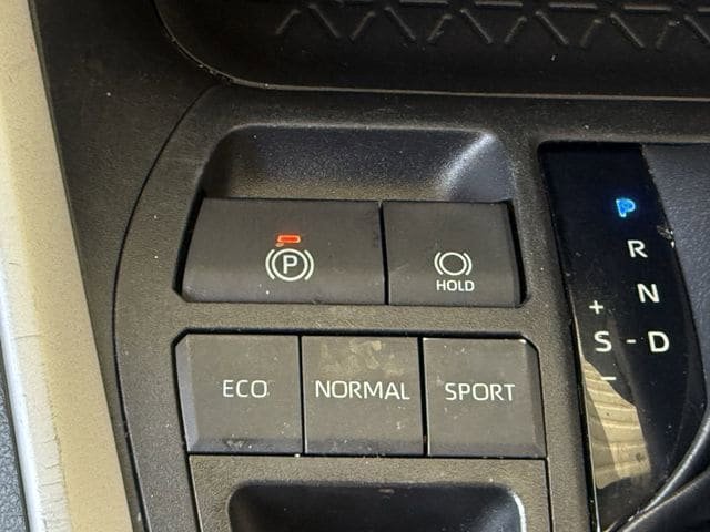 Used 2021 Toyota RAV4 XLE w/ Convenience Package FWD image 21
