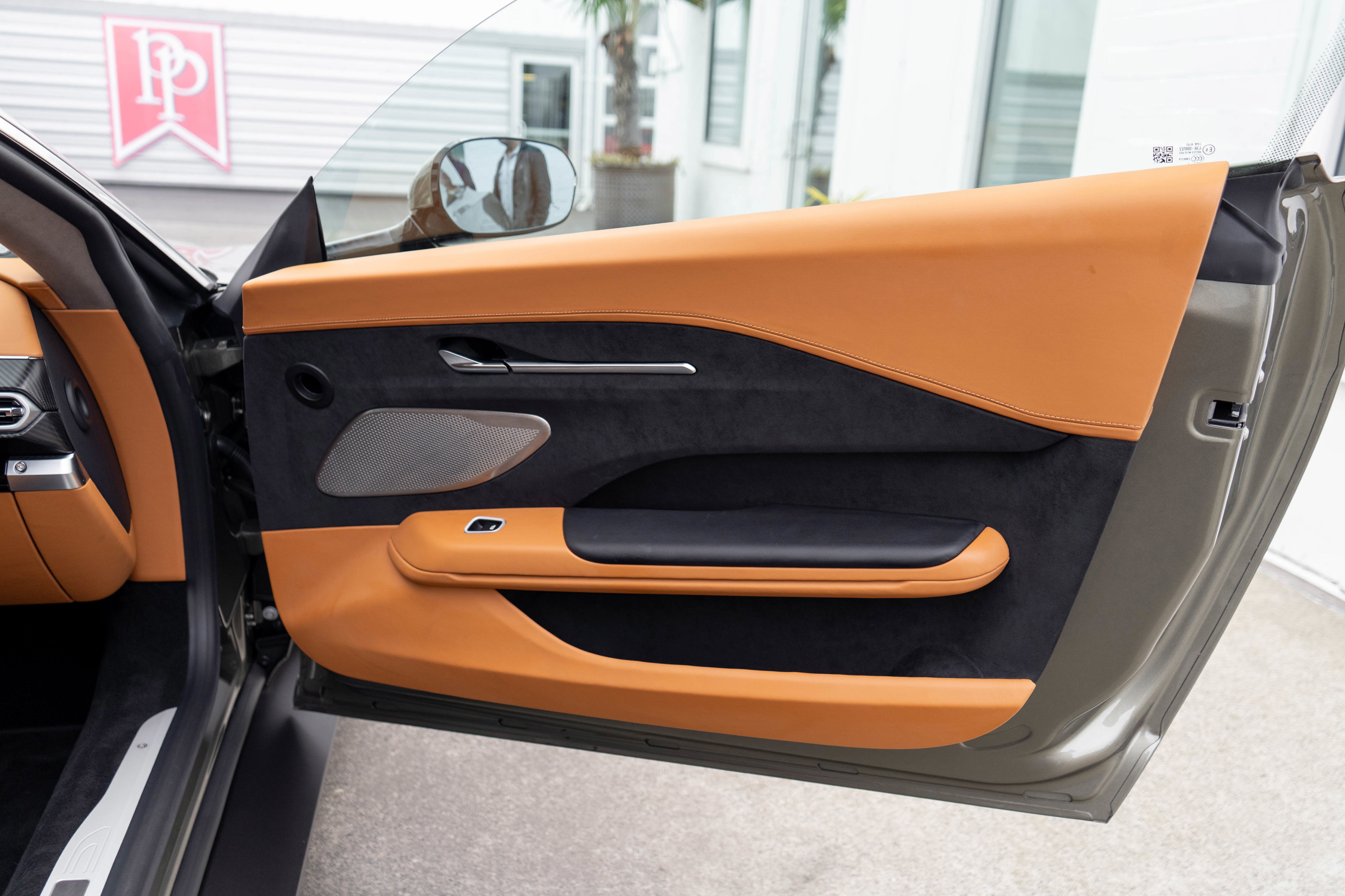 Used 2025 Aston Martin V8 Vantage Coupe image 22