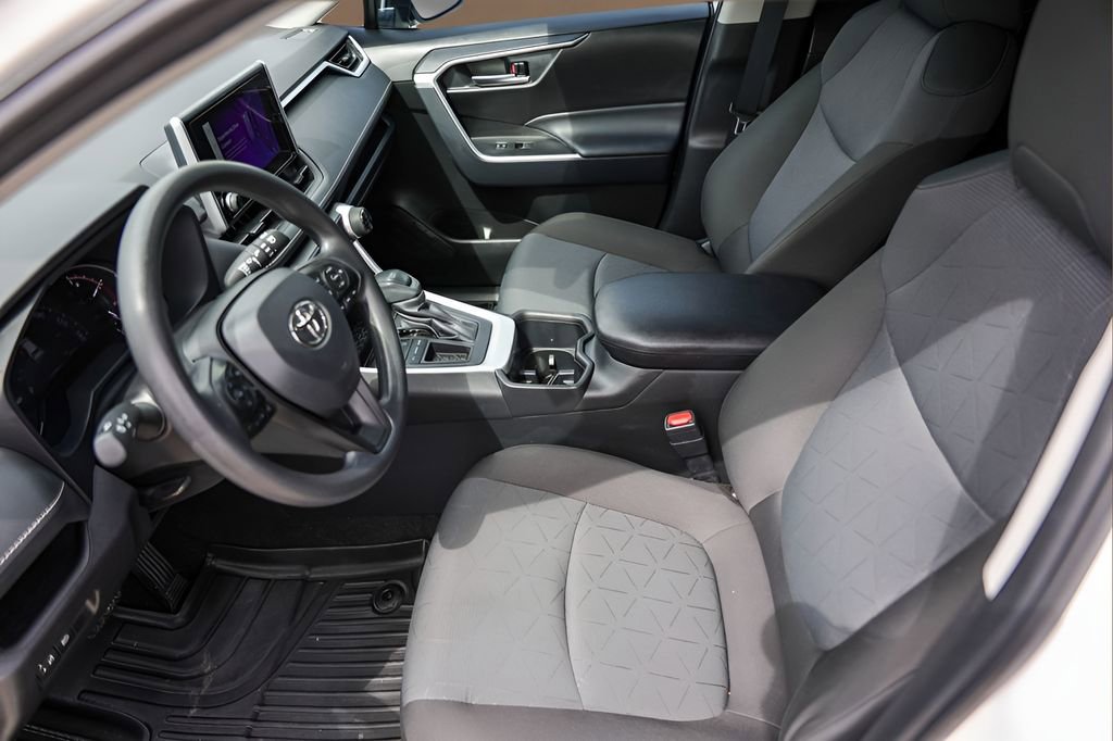 Used 2025 Toyota RAV4 XLE FWD image 9