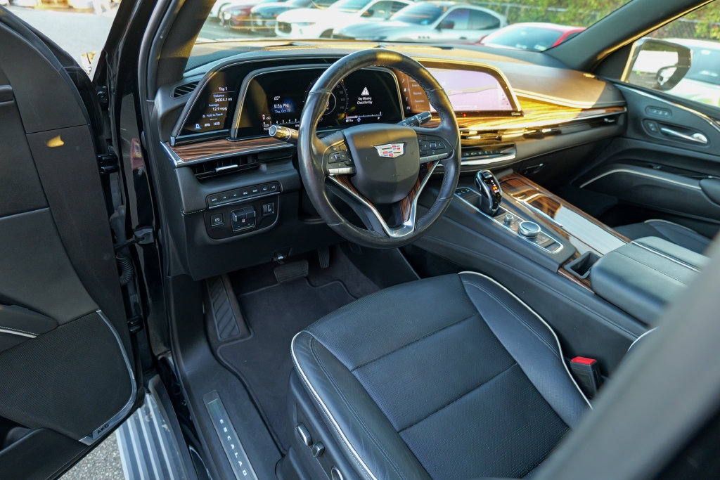 Used 2021 Cadillac Escalade ESV Premium Luxury w/ Driver Assist Tech Package AWD/4WD image 17