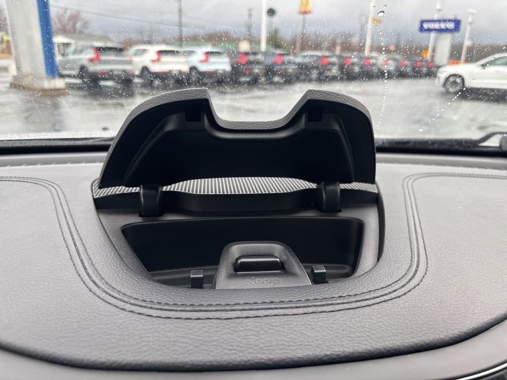 Used 2019 Jeep Cherokee Limited image 25