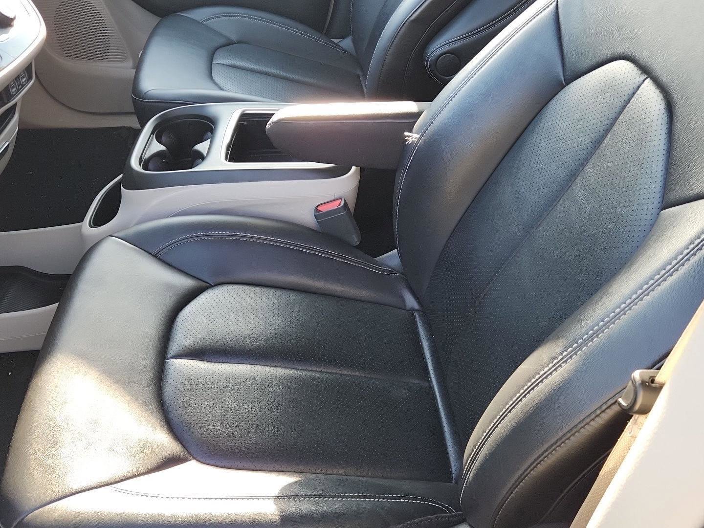 Used 2024 Chrysler Pacifica Touring-L FWD image 10