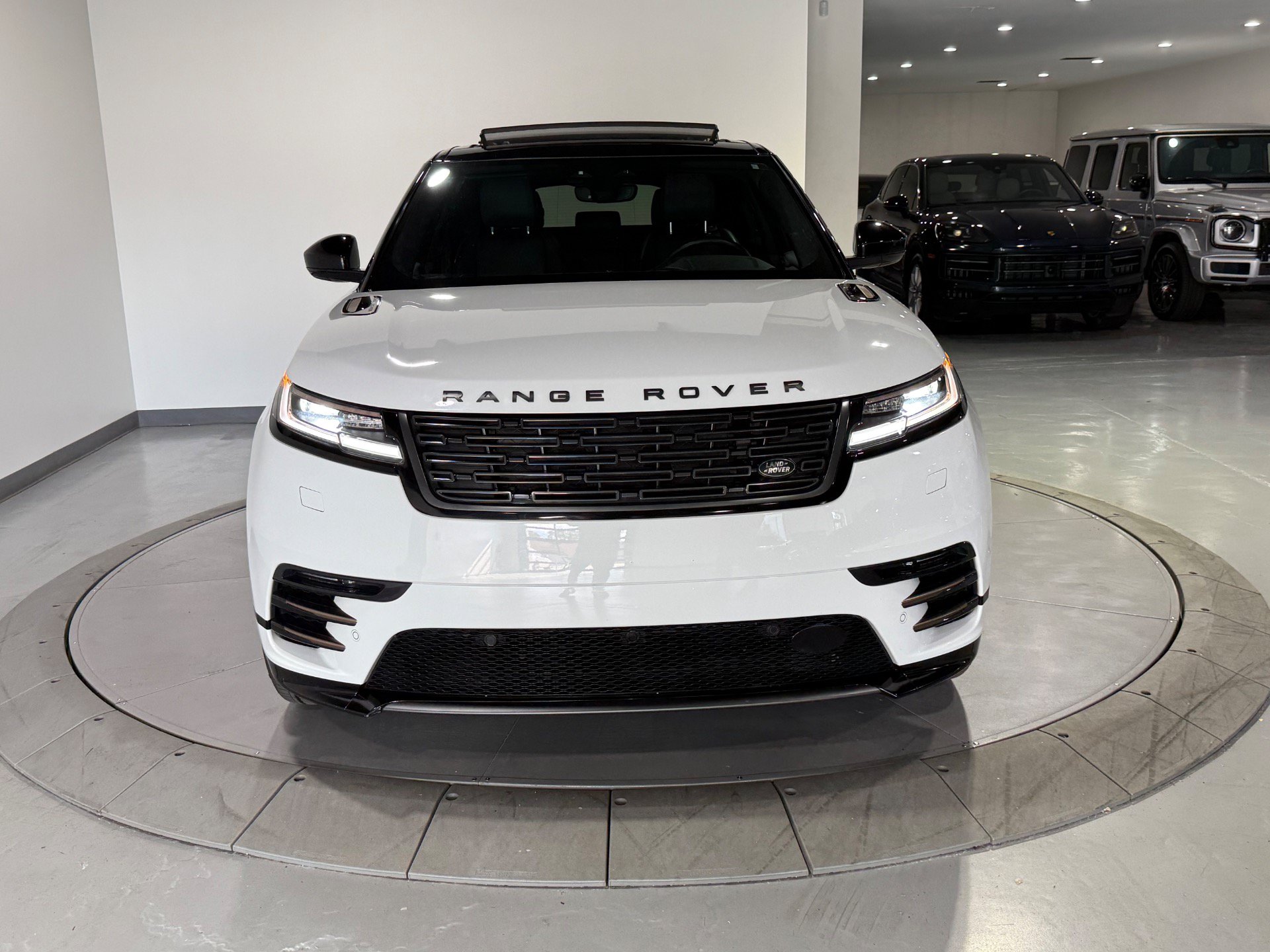 Used 2024 Land Rover Range Rover Velar Dynamic SE AWD/4WD image 5