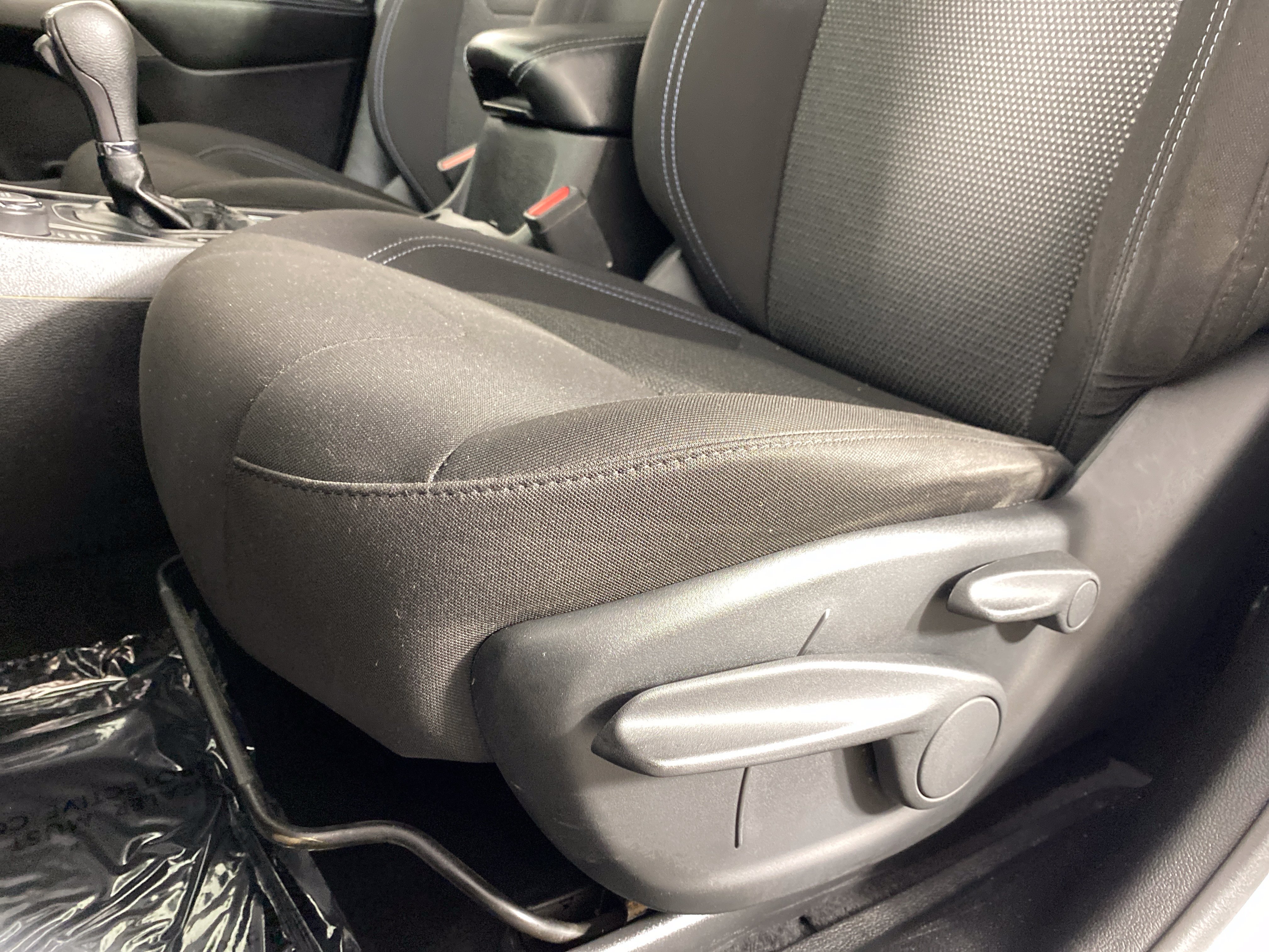 Used 2019 Jeep Cherokee Latitude w/ Popular Appearance Group AWD/4WD image 17