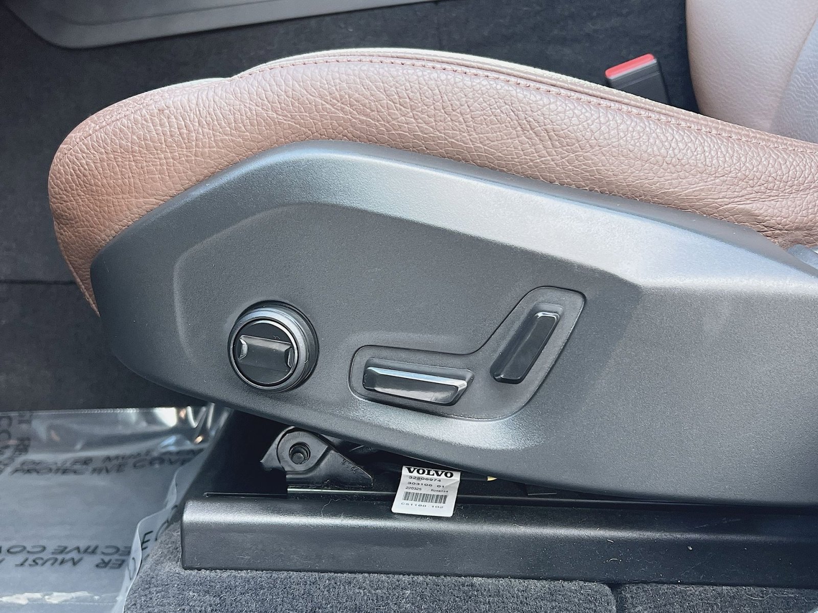 Certified 2022 Volvo XC60 B5 Momentum image 14