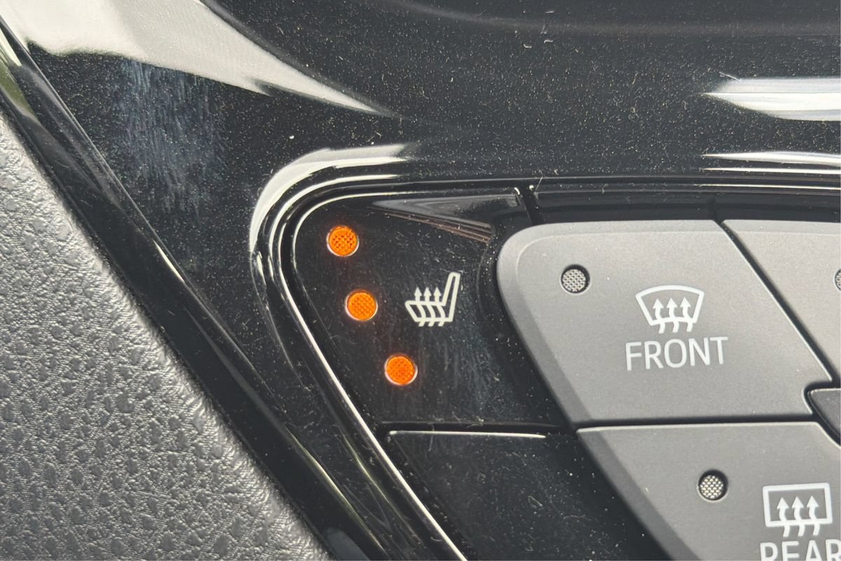 Used 2019 Toyota C-HR Limited FWD image 39