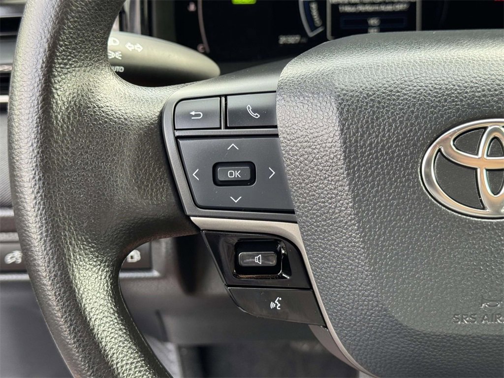 Used 2025 Toyota Camry LE image 11