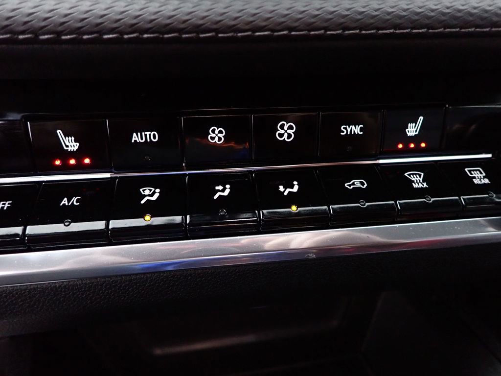 Used 2025 Chevrolet Equinox LT w/ Convenience Package II image 2