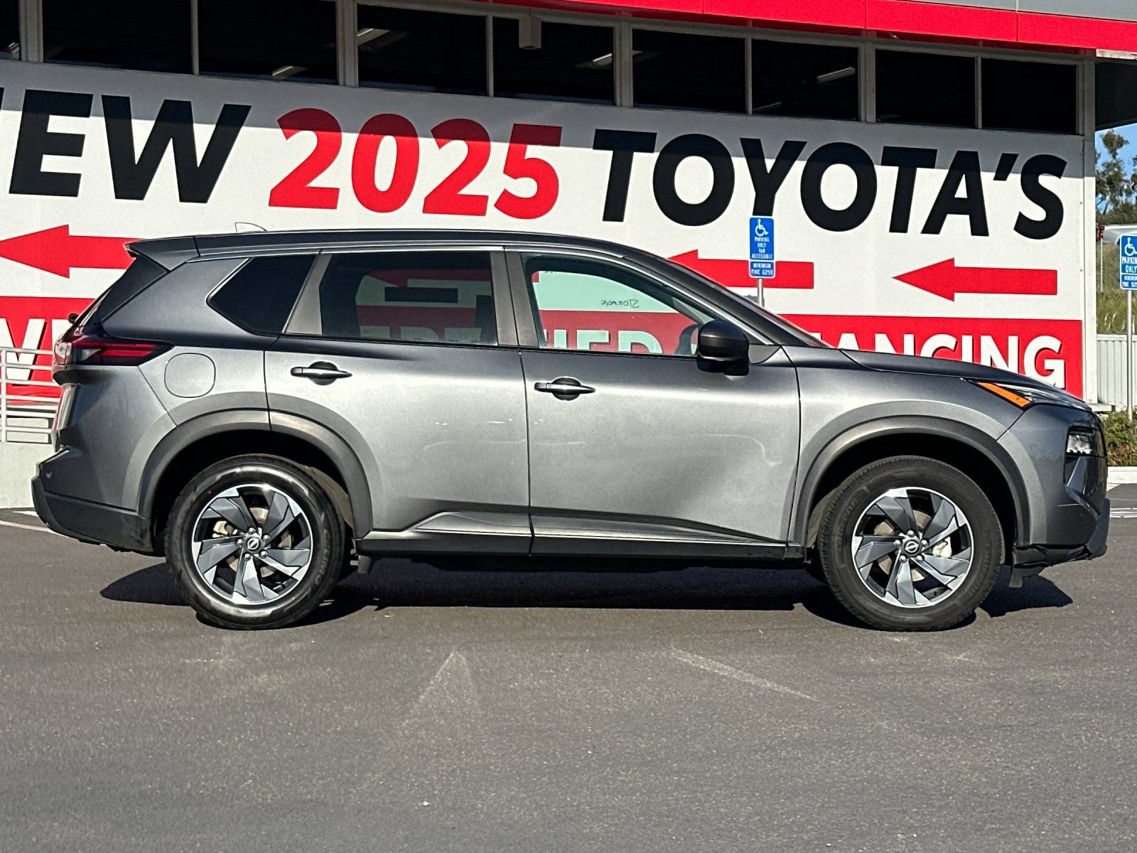 Used 2024 Nissan Rogue SV image 6