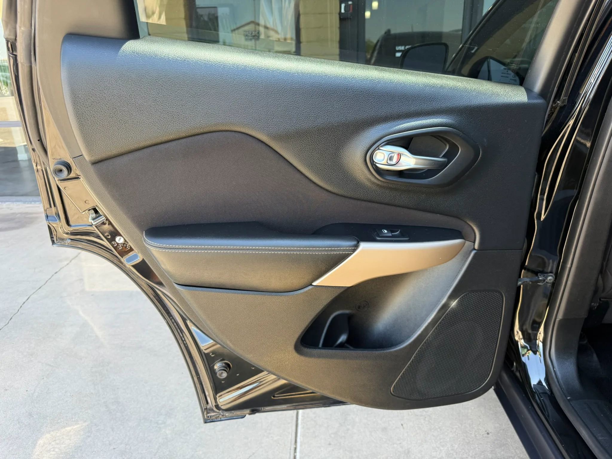 Used 2017 Jeep Cherokee Latitude w/ Safety/Convenience Group FWD image 21