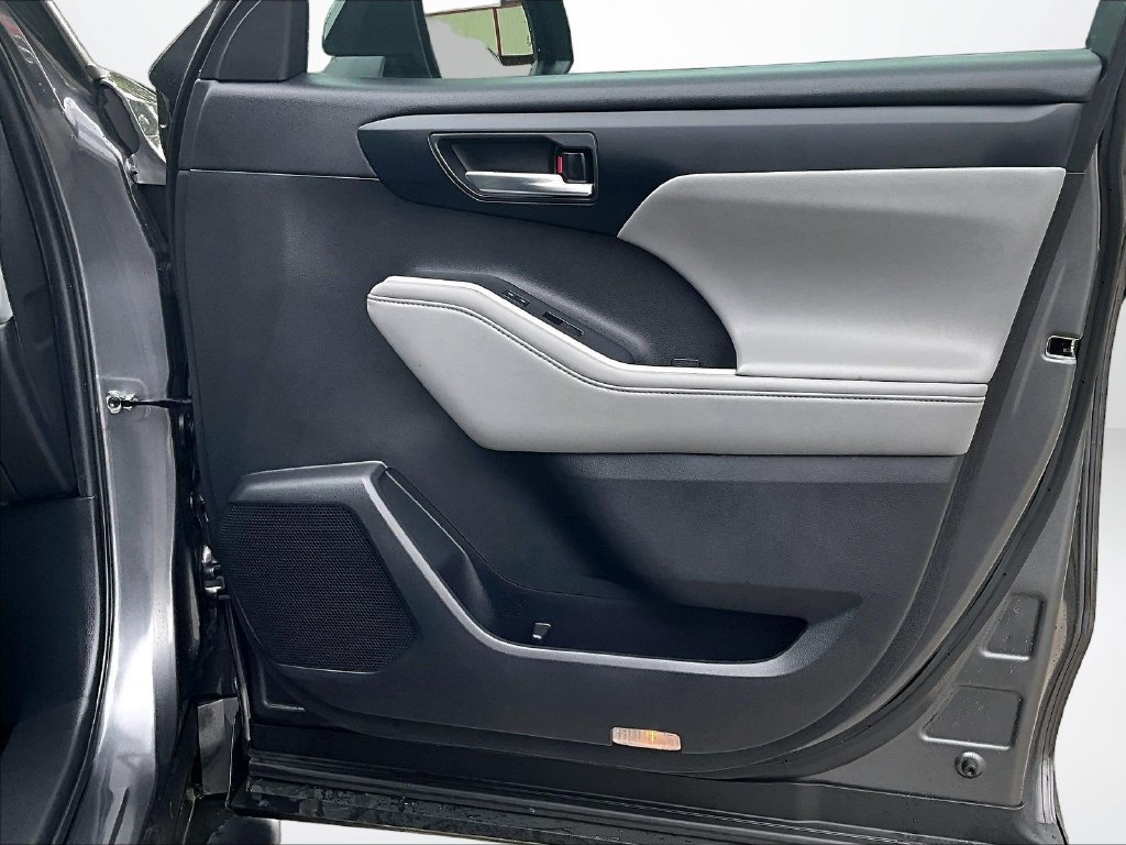 Used 2022 Toyota Highlander XLE FWD image 25