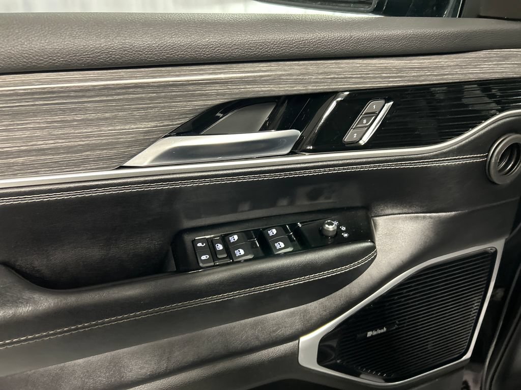 Used 2023 Jeep Wagoneer L Series III w/ Premium Group I AWD/4WD image 14