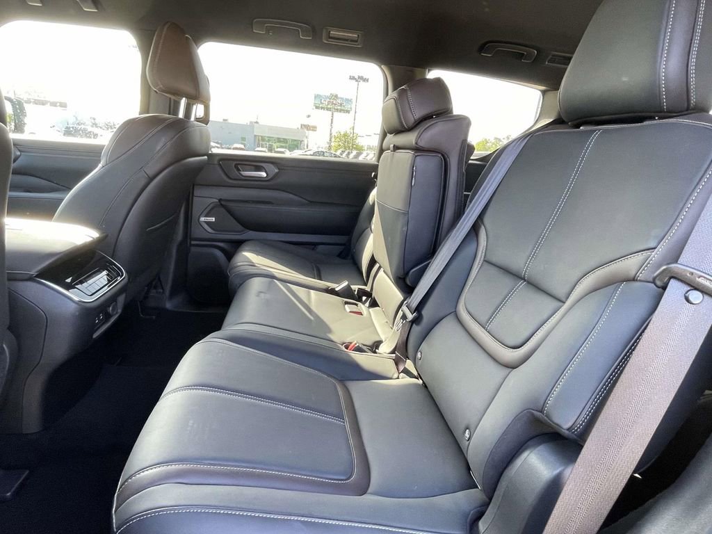 Used 2025 Nissan Armada SL image 12