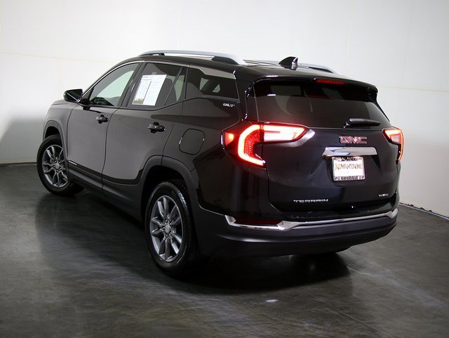 Used 2024 GMC Terrain SLT image 2
