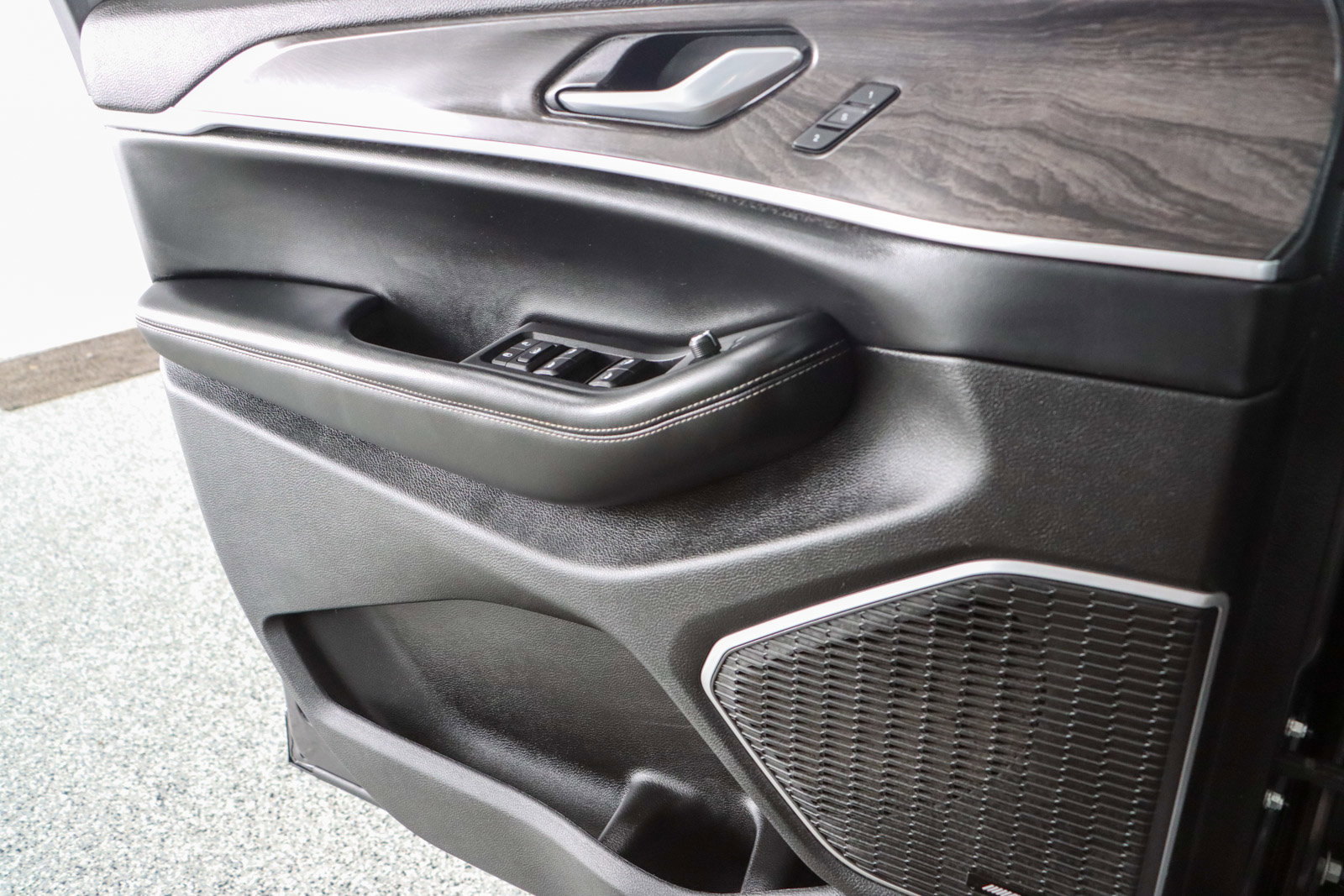 Used 2022 Jeep Grand Cherokee L Limited w/ Black Appearance Package image 22