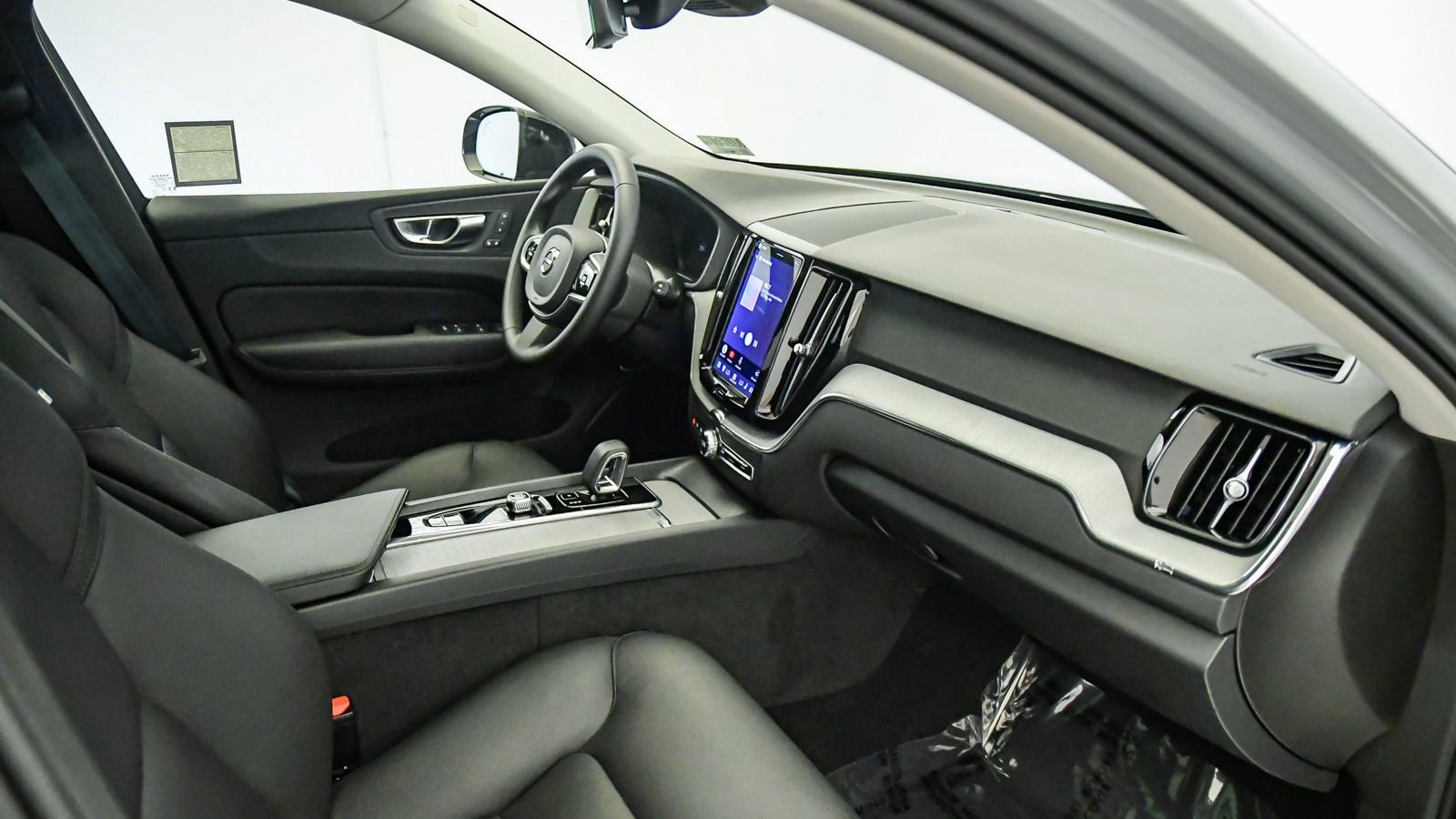 Certified 2025 Volvo XC60 B5 Plus AWD/4WD image 16