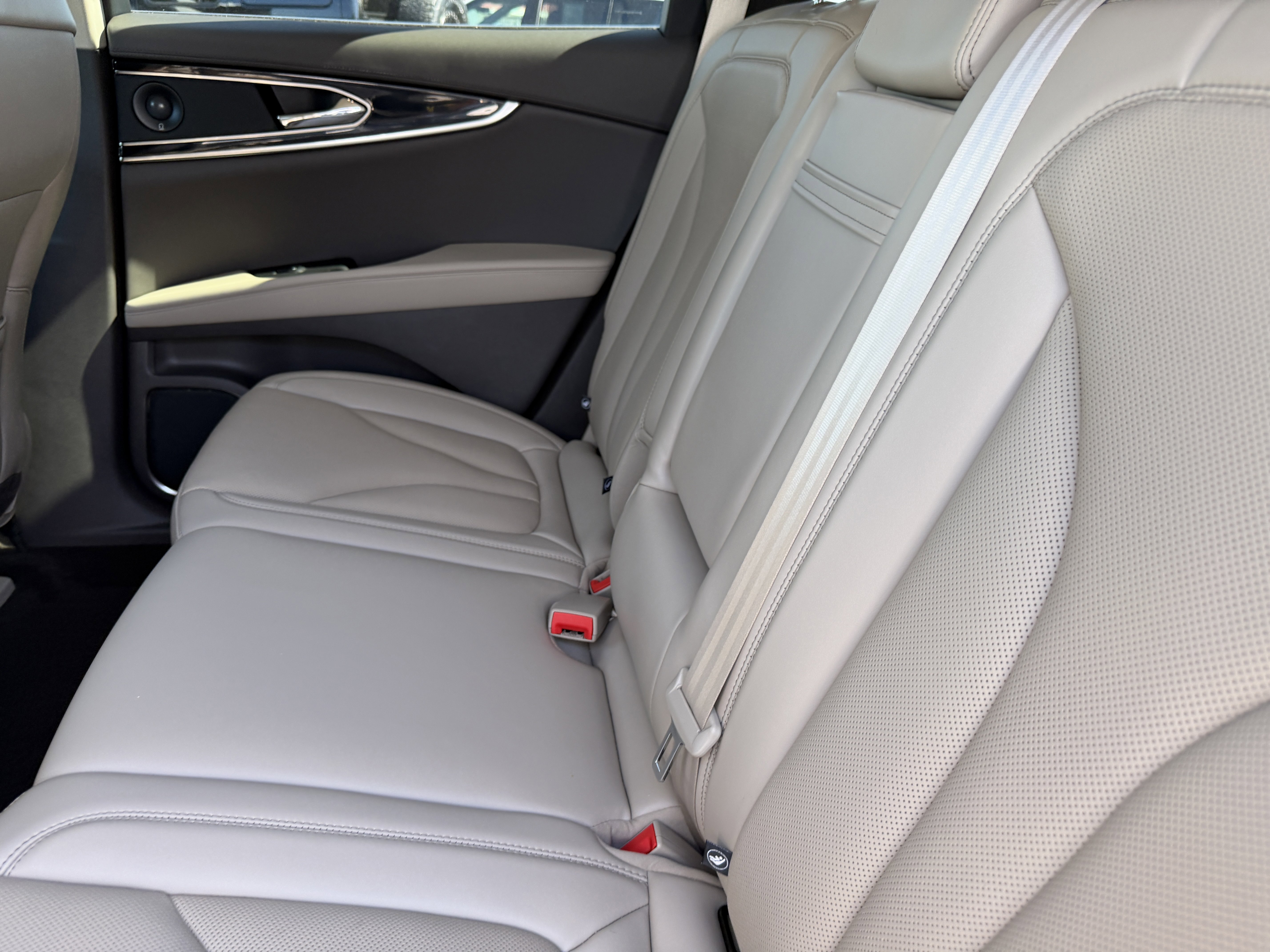 Used 2021 Lincoln Nautilus Reserve w/ Equipment Group 201A image 17