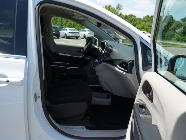 Used 2023 Chrysler Voyager LX FWD image 18