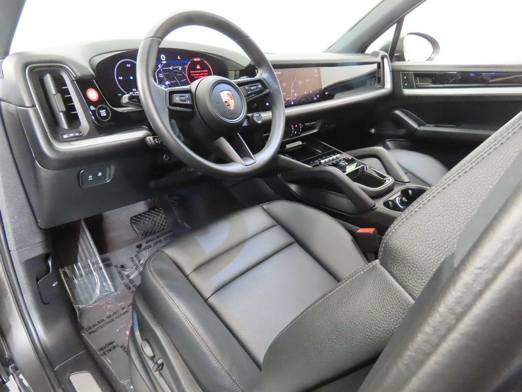Certified 2025 Porsche Cayenne AWD/4WD image 4