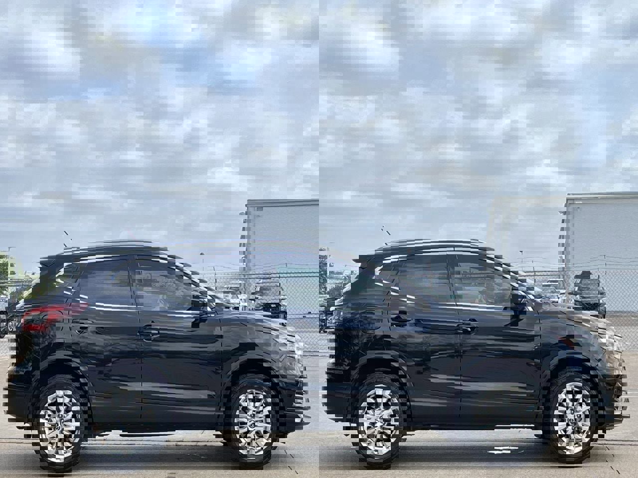 Used 2021 Nissan Rogue Sport SV image 3