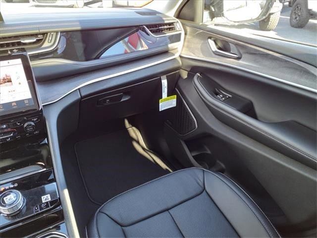 New 2022 Jeep Grand Cherokee Limited 4xe w/ Luxury Tech Group II image 15