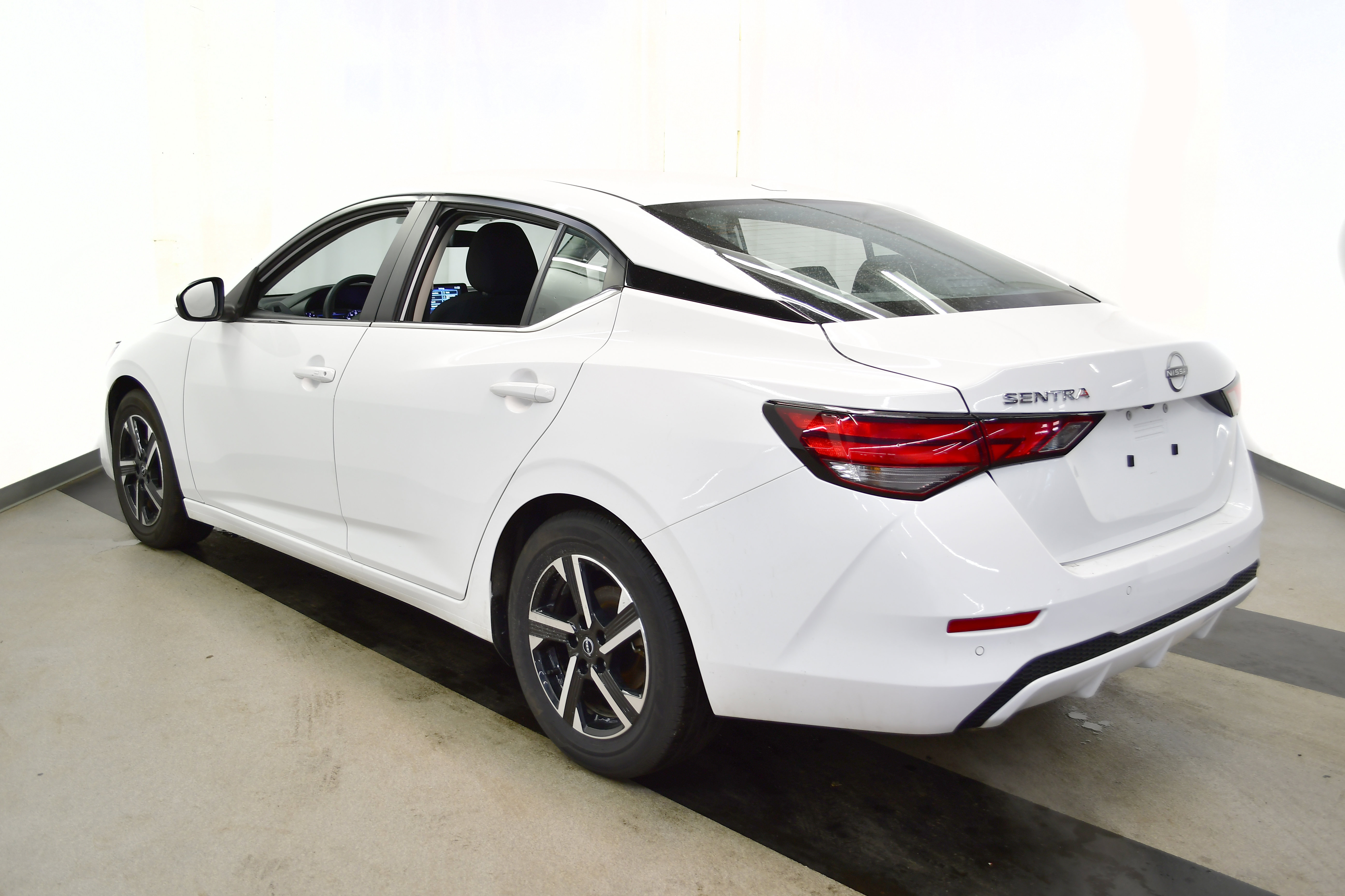 Used 2025 Nissan Sentra SV image 5