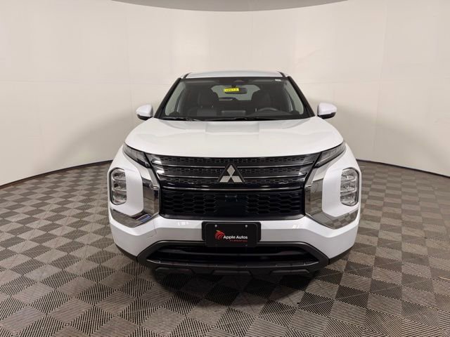 Used 2024 Mitsubishi Outlander ES image 3