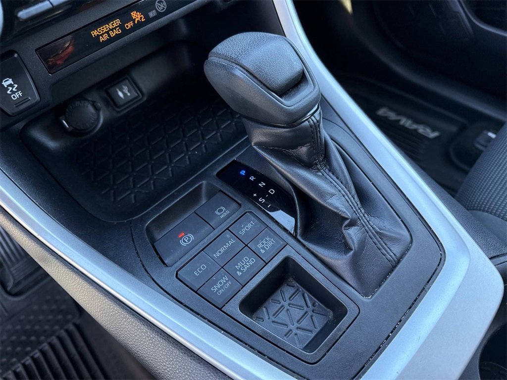 Used 2019 Toyota RAV4 LE image 21