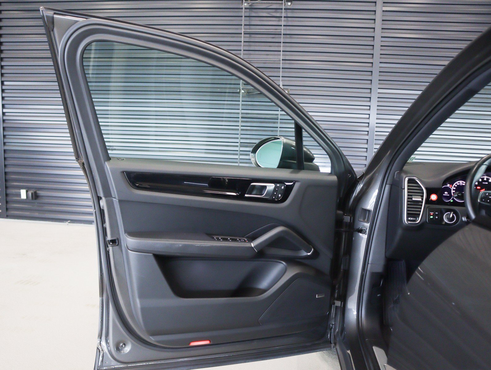 Used 2023 Porsche Cayenne AWD/4WD image 26