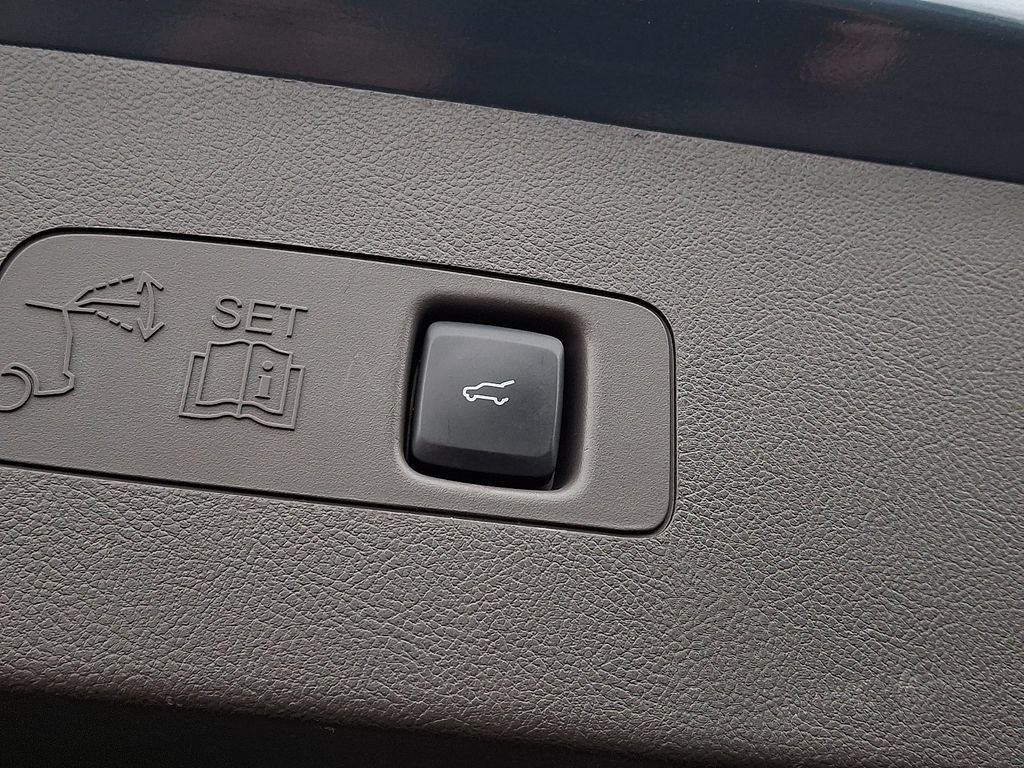 Used 2023 Lincoln Corsair AWD image 28