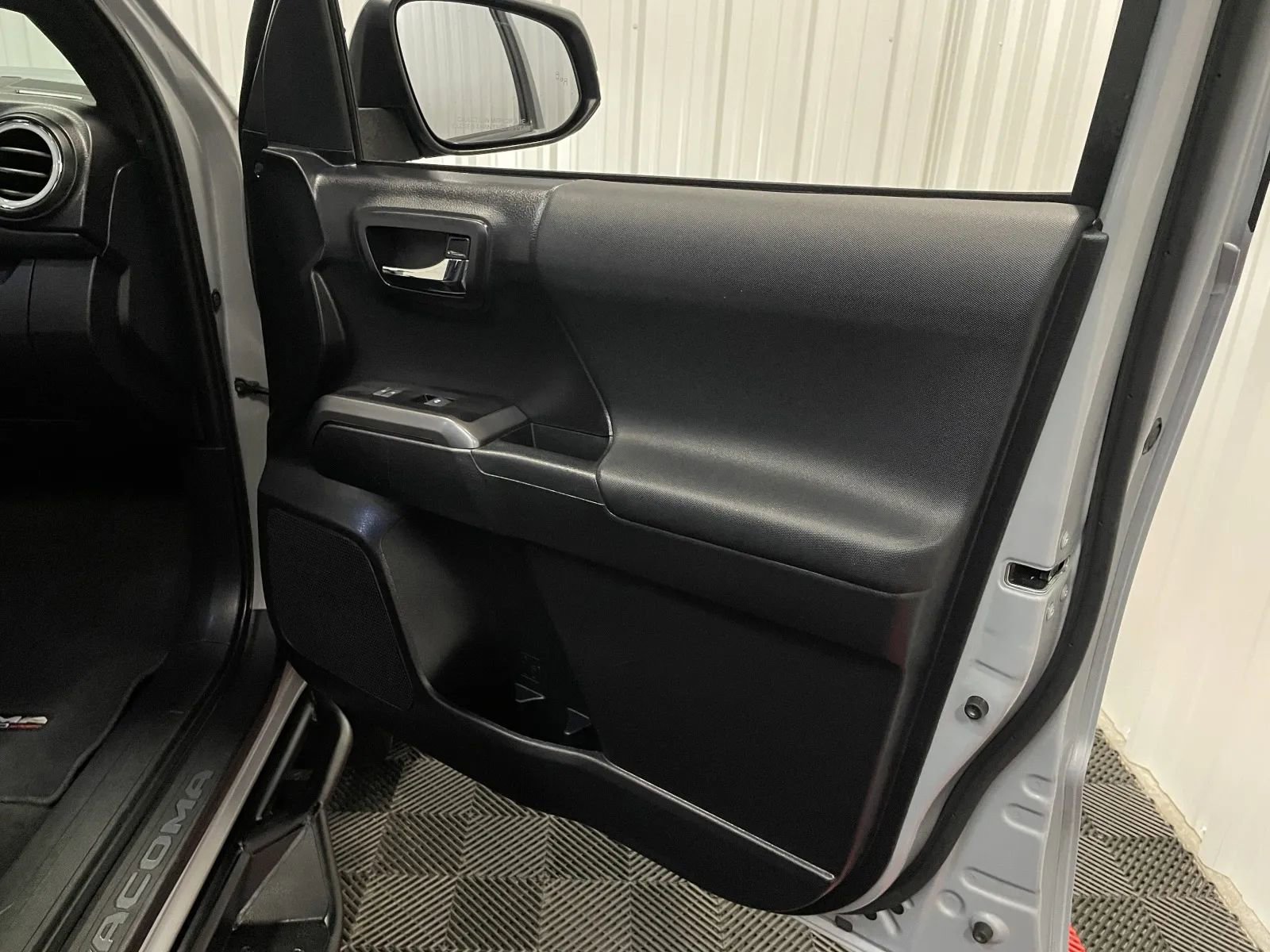 Used 2020 Toyota Tacoma TRD Sport w/ Technology Package image 43