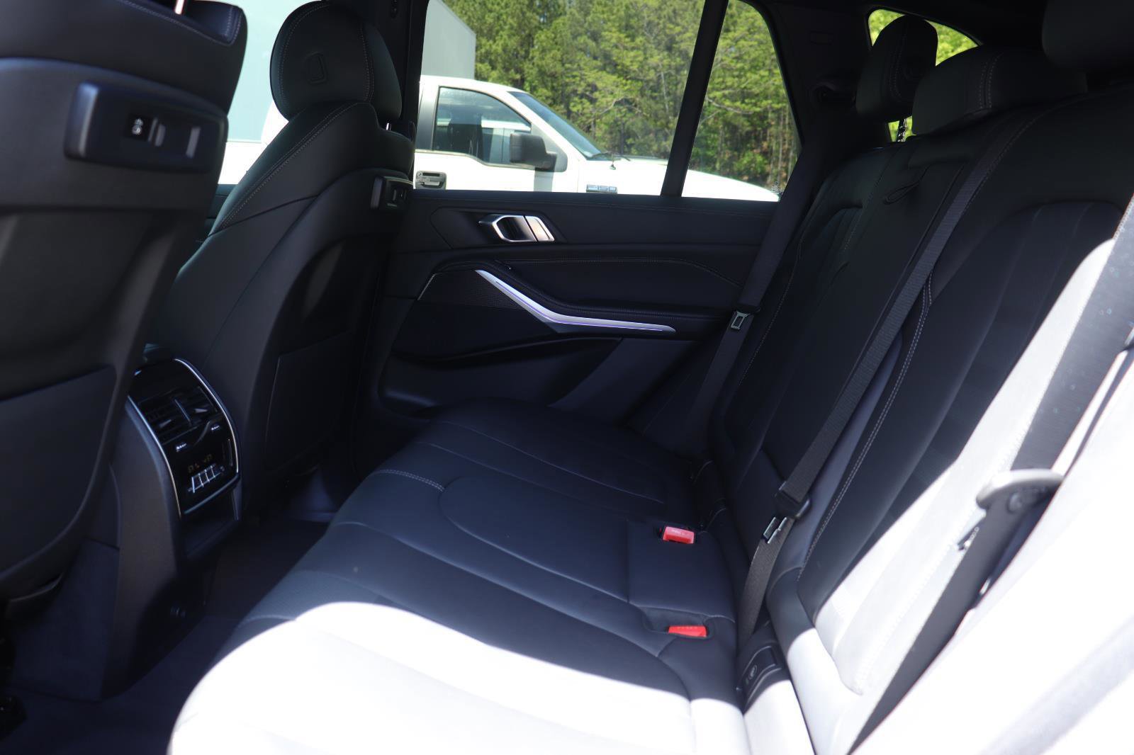 Used 2022 BMW X5 sDrive40i w/ M Sport Package image 12