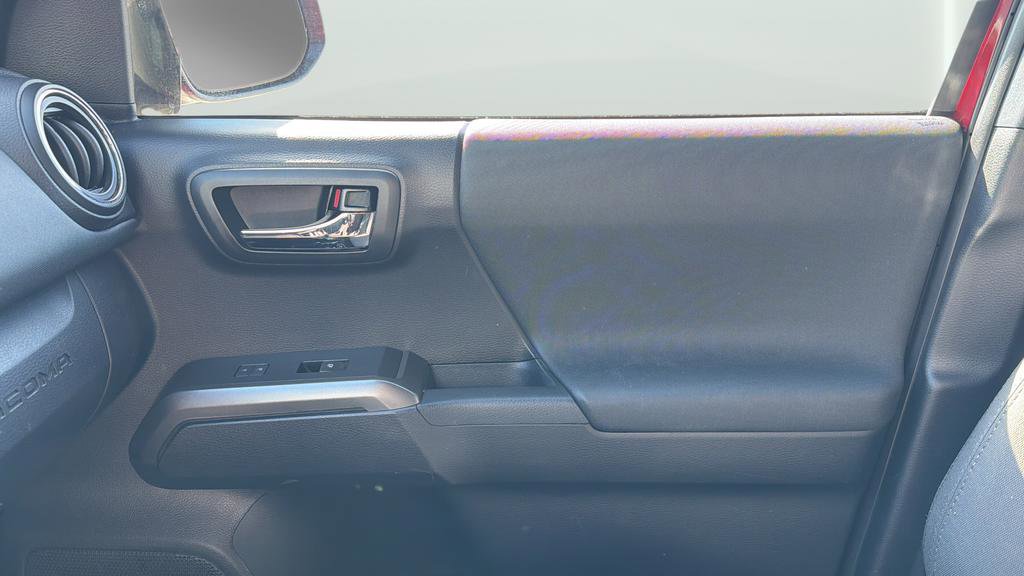 Used 2018 Toyota Tacoma TRD Off-Road w/ Technology Package AWD/4WD image 14