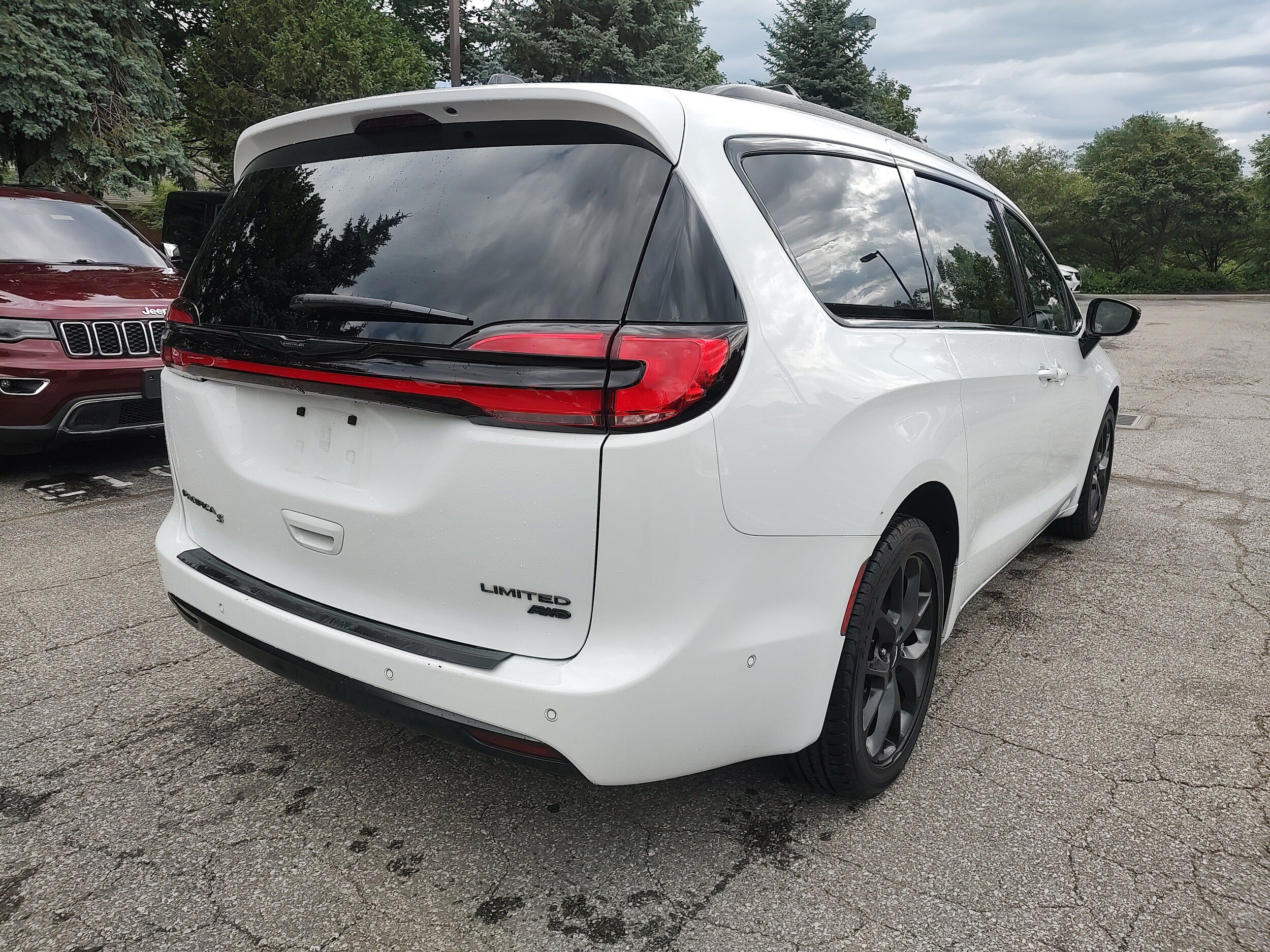 Certified 2023 Chrysler Pacifica Limited w/ Uconnect Theater Family Group AWD/4WD image 2