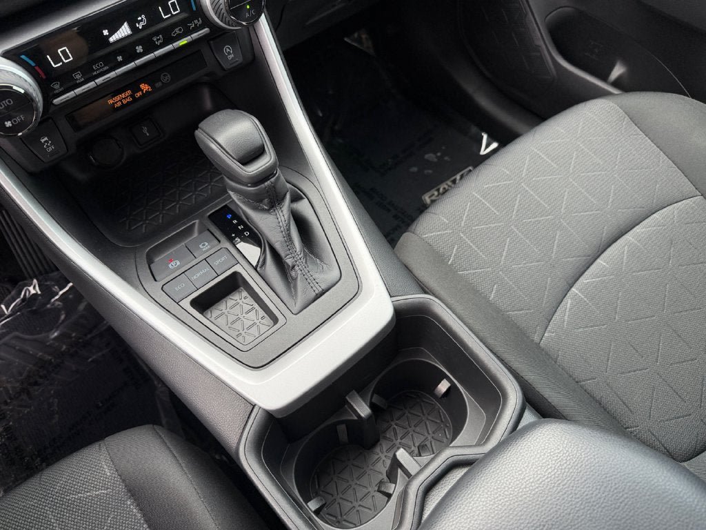 Used 2022 Toyota RAV4 XLE w/ Convenience Package FWD image 18