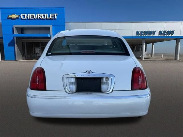 Used 2002 Lincoln Town Car Executive RWD image 5